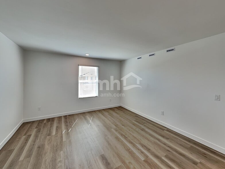 Building Photo - 9549 Harkes Dr