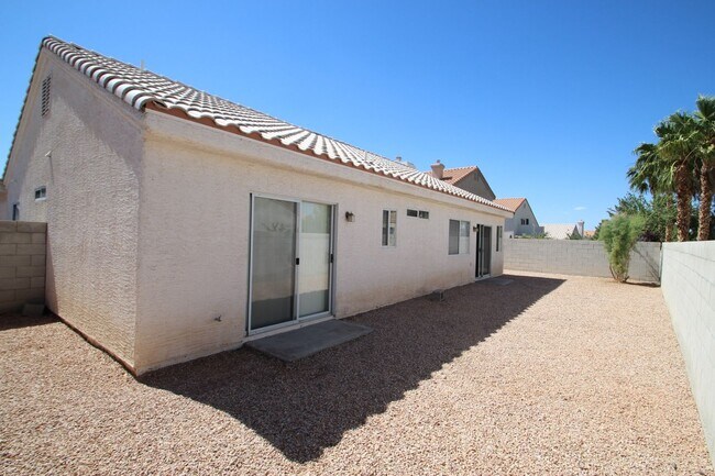 Building Photo - Green Valley area single story home with 3...