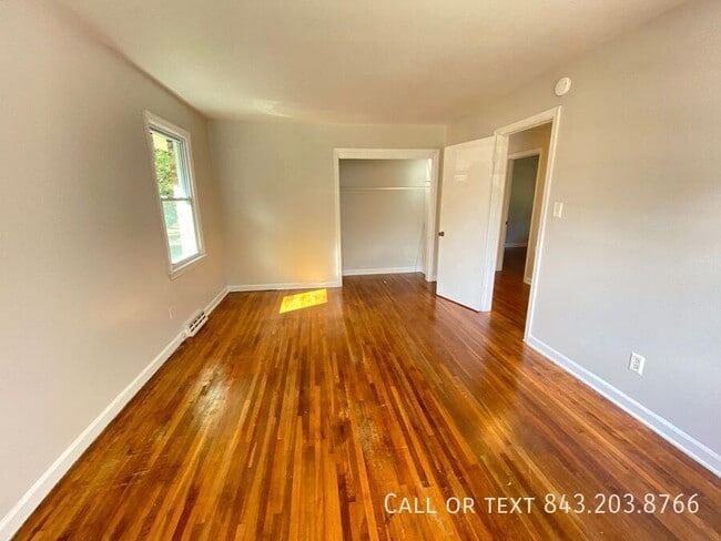 Building Photo - 1821 Somerset Cir