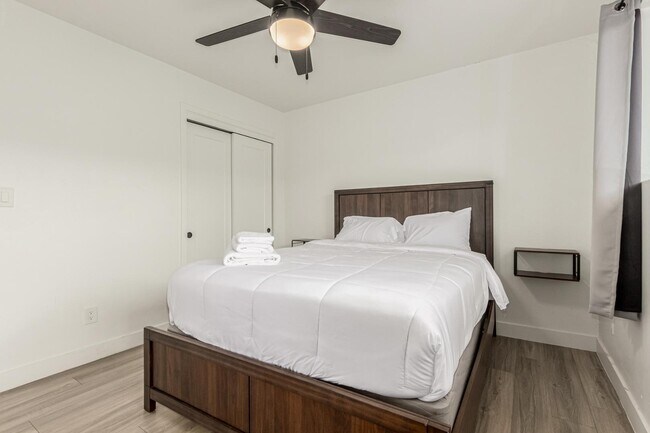 Building Photo - 6622 E Avalon Dr