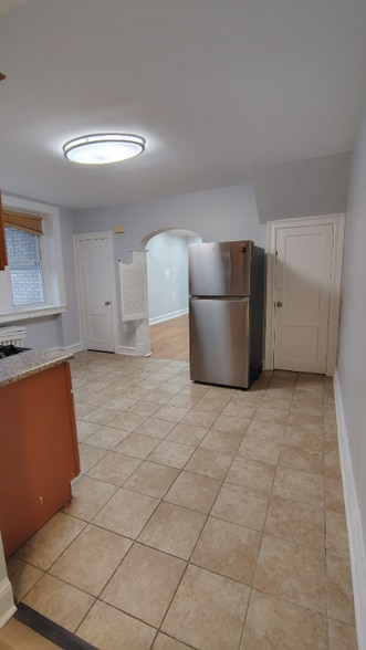 Building Photo - 523 W Nedro Ave