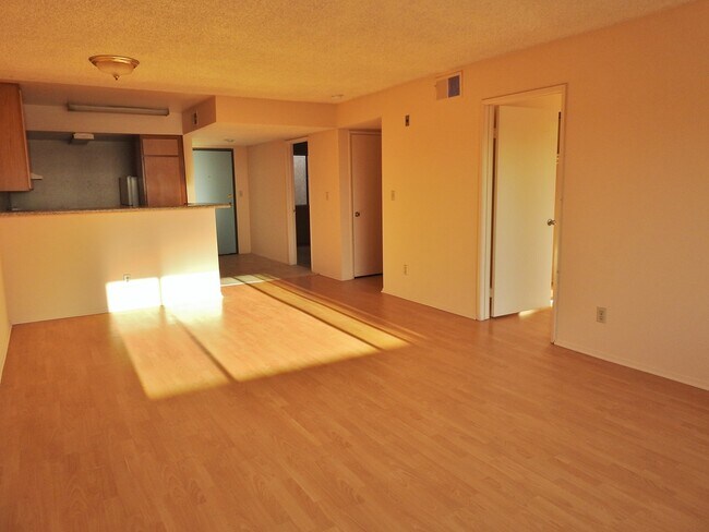 Building Photo - 719 E Acacia Ave