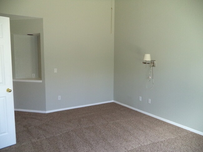 Building Photo - 3 bedrooms plus loft!  Main Floor Master plus so much more!