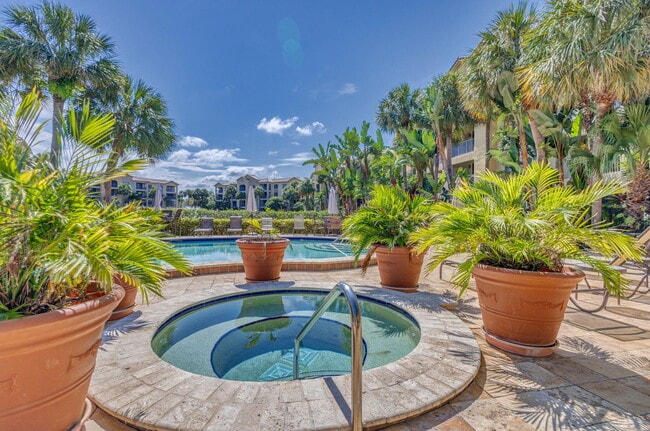 Building Photo - 500 Uno Lago Dr