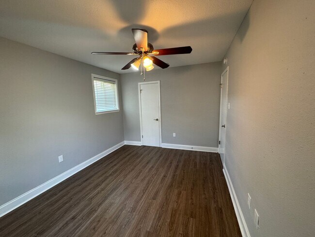 Building Photo - Great 2 Bedroom Lease near LSU