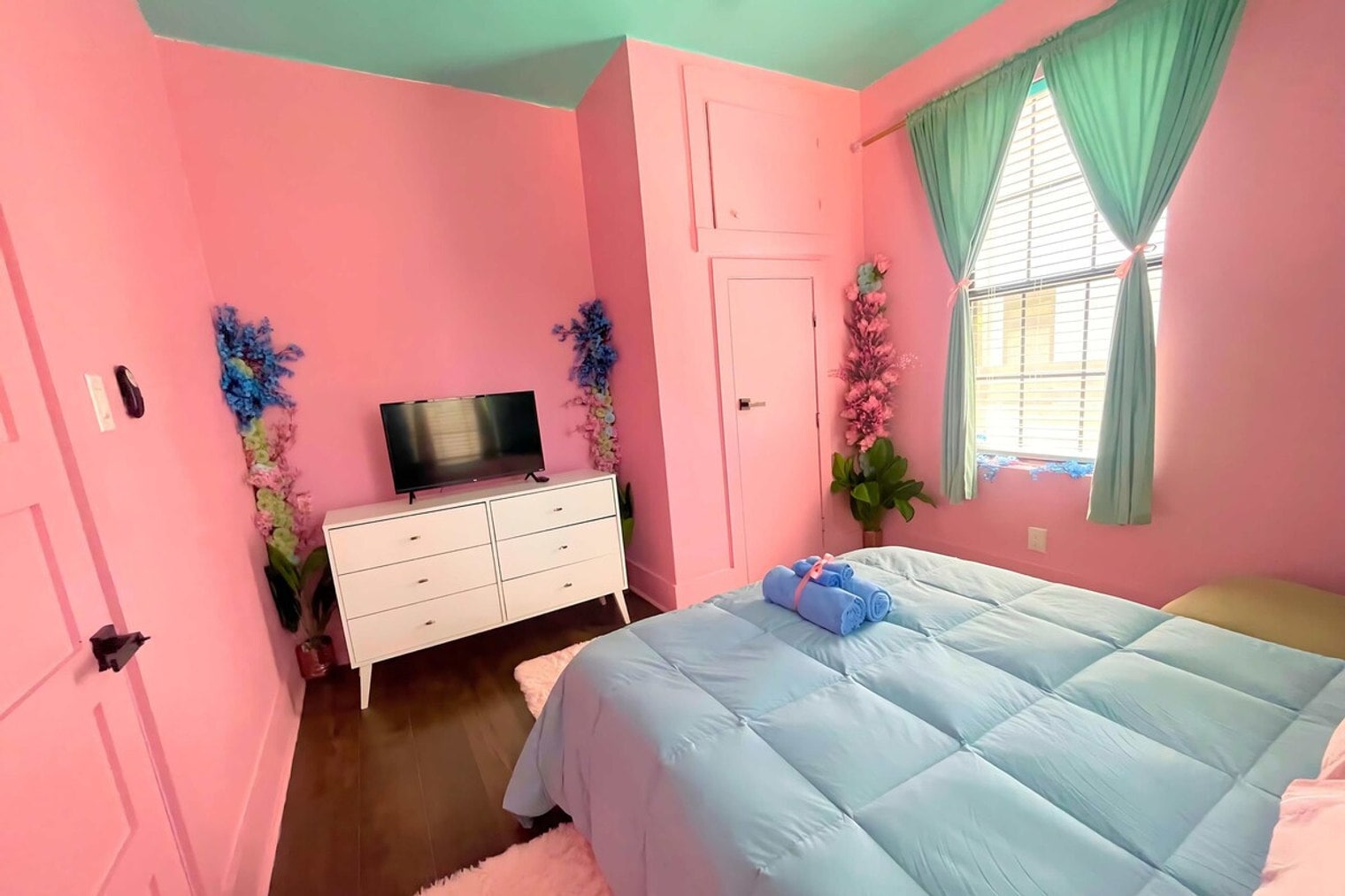 Building Photo - 2705 E 3rd St