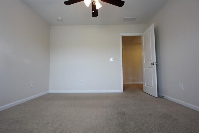 Building Photo - 2132 Greencrest Cir