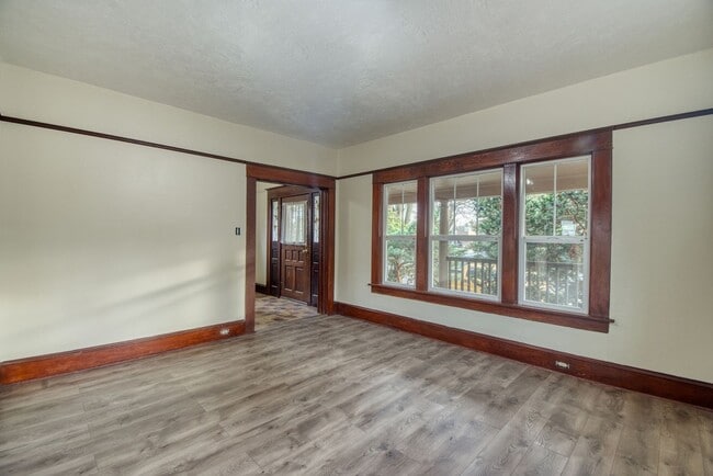 Building Photo - In the heart of Downtown Vancovuer