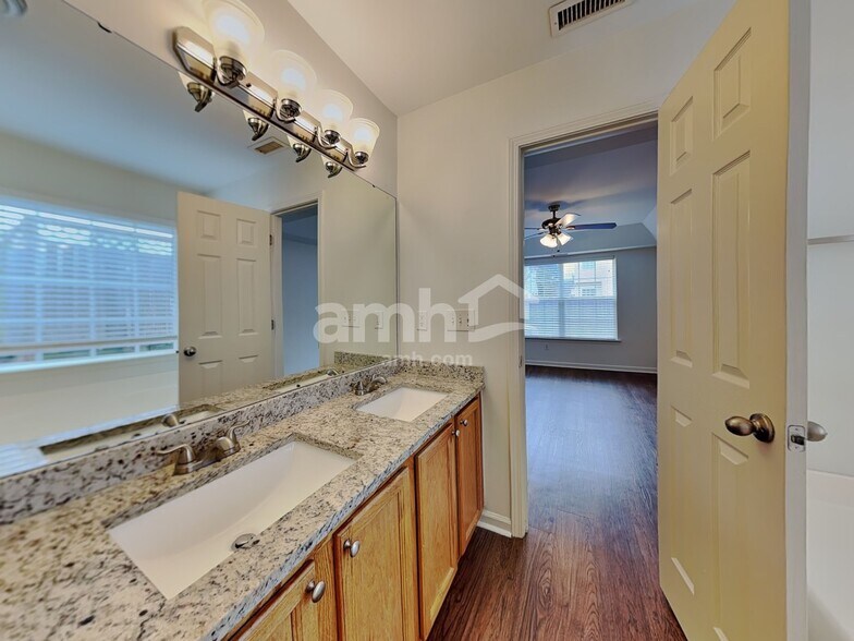 Building Photo - 1568 Pebble Ridge Dr