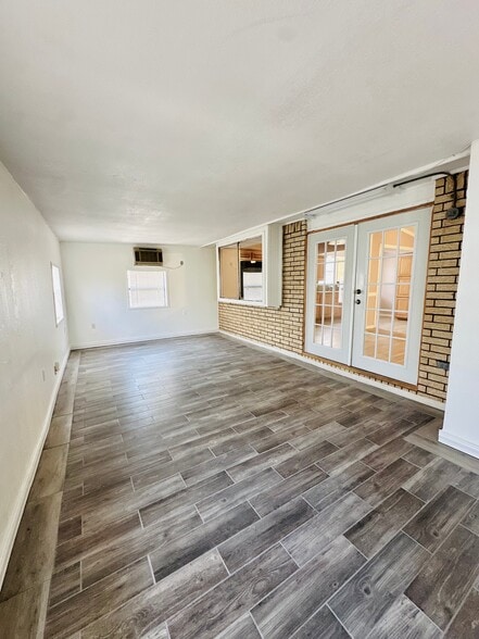 Building Photo - 503 Parkwood Dr
