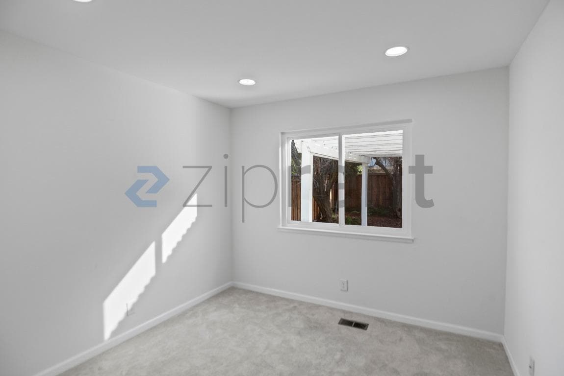 Building Photo - 1554 Gilbert Pl