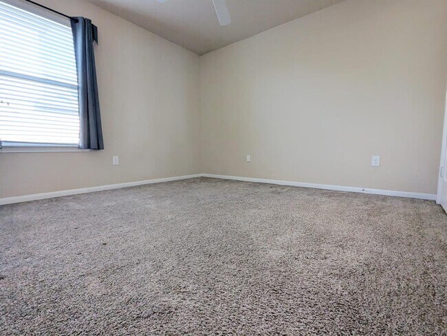 Building Photo - 405 Camellia Dr