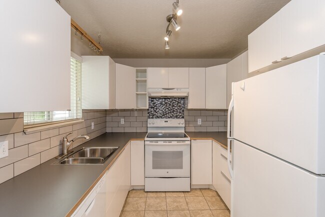 Building Photo - 2270 S 700 E