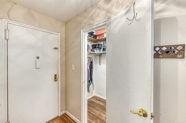 Building Photo - 250 W Merrick Rd