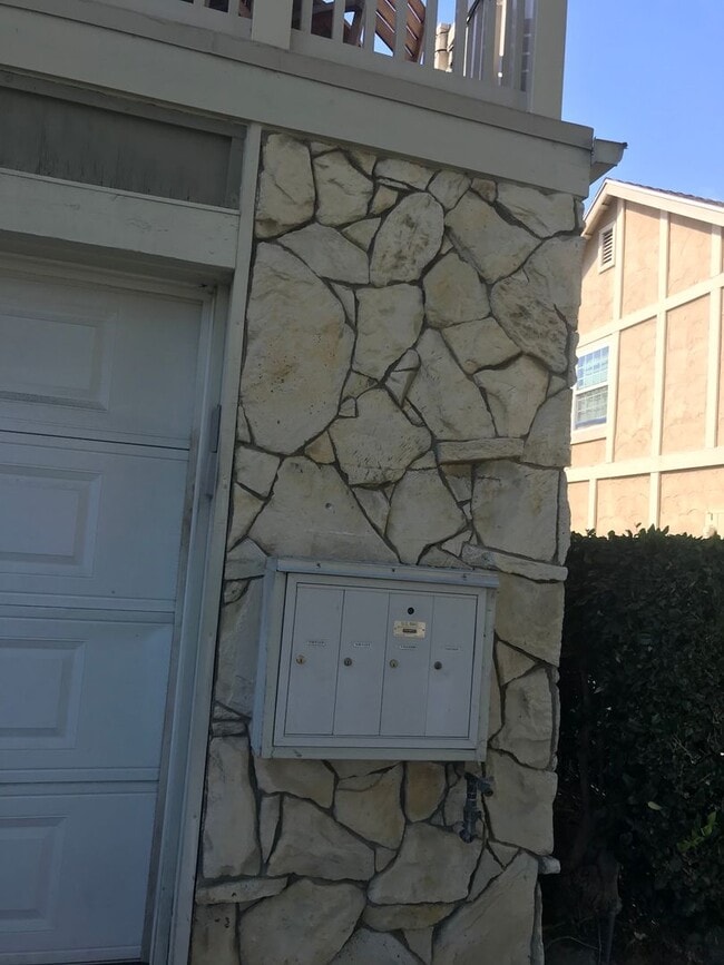 Building Photo - 2 BEDROOM/2BATH TOWN HOUSE STYLE CONDO IN ...