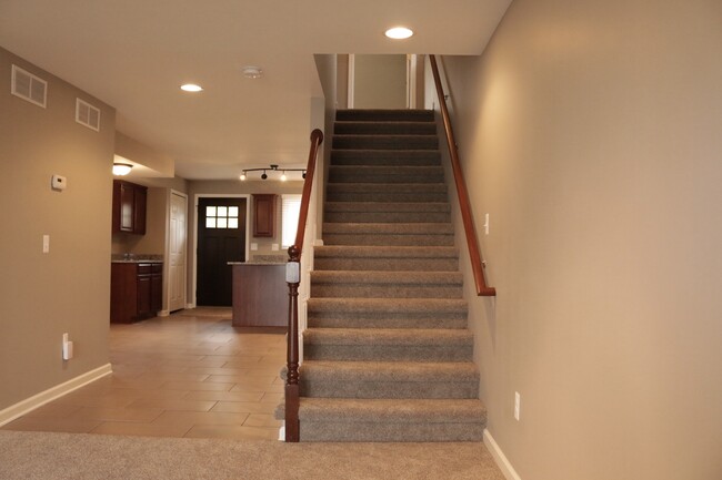 Building Photo - 121 N Shore Dr
