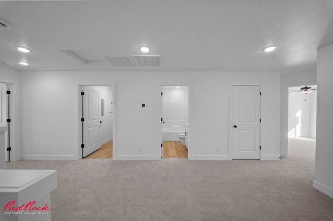 Building Photo - 3 Bedroom Townhome in Desert Color