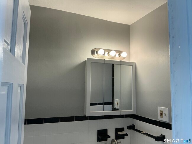 Building Photo - 160 S Main St