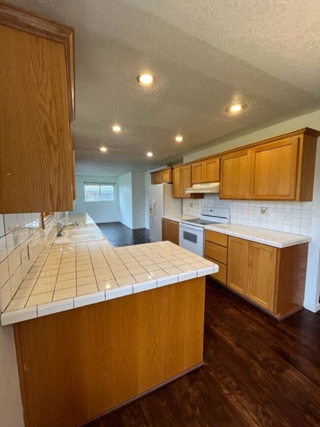 Building Photo - $500 off first full month! 3 Bedroom 2 Bath McMinnville OR