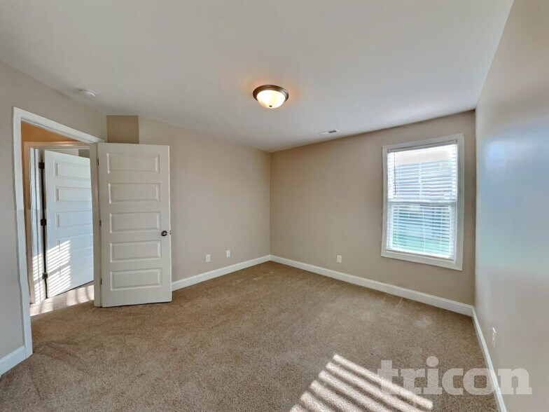 Building Photo - 85 Arrow Ln