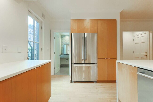 Building Photo - Rare Duplex with Tasteful Finishes, Privat...
