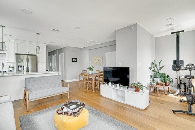 Building Photo - 19 Plymouth St