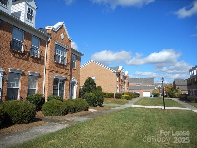 Building Photo - 3804 York Aly