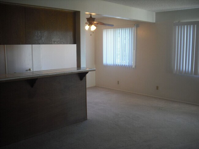 Building Photo - Popular Victoria Avenue Townhouse