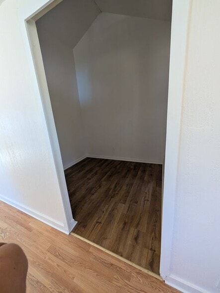 Building Photo - 350 Primrose Ln