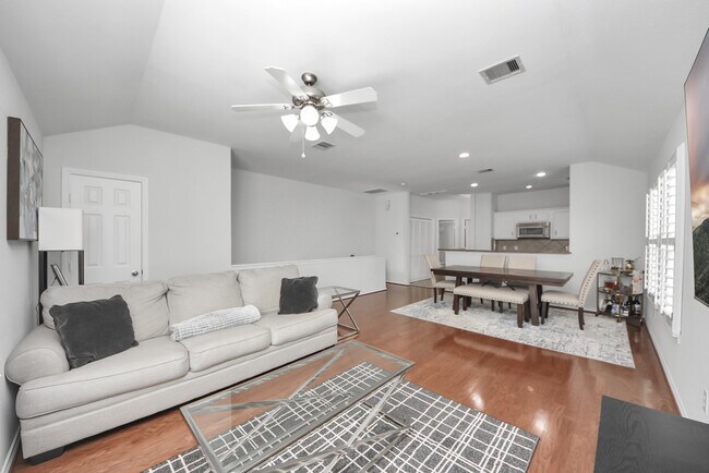 Building Photo - 943 W Heights Hollow Ln