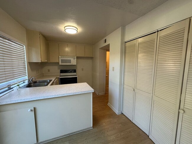 Building Photo - Three Bedroom Townhome Near River Access