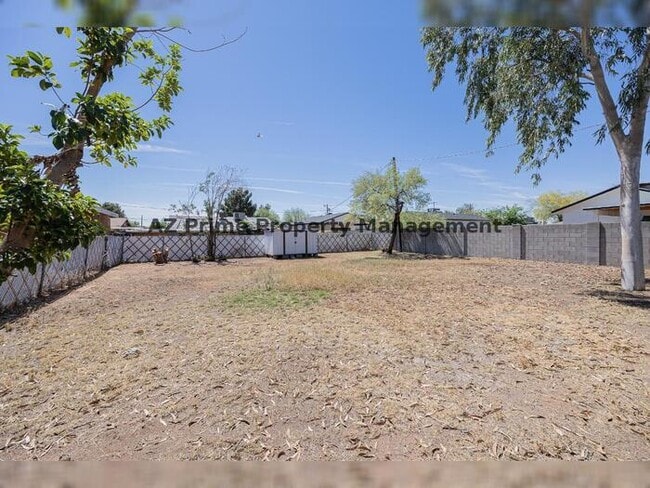 Building Photo - 1423 E Virginia Ave