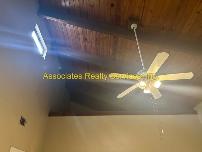 Building Photo - 3/2 North West!- 2 Weeks Free rent with im...