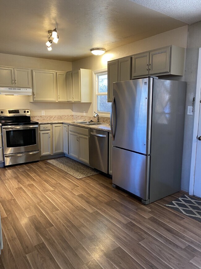 Building Photo - 3 bedroom - Hartsock