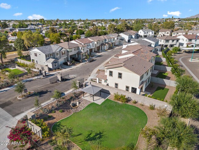 Building Photo - 1531 W Sierra Vista Dr