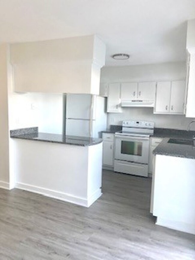 Building Photo - Very cute 2 bedroom 1 1/2 bath town-home c...