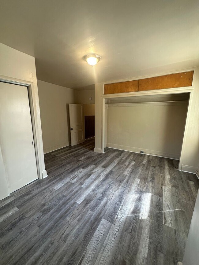 Building Photo - Large 3 bed, 2 full bath