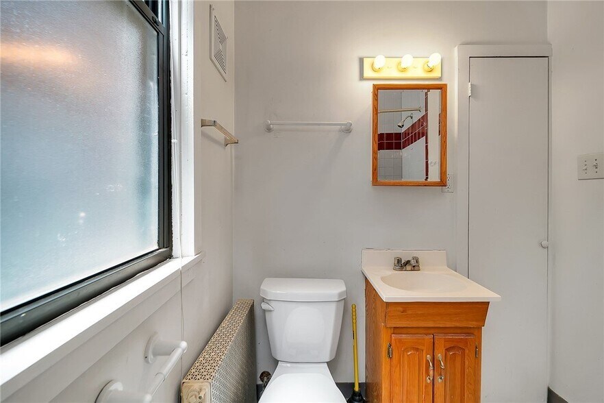 Building Photo - 2311 Sherbrook St