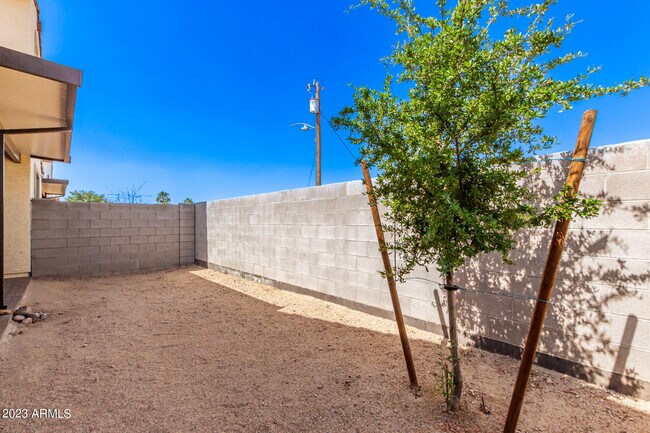 Building Photo - 1500 E Wahalla Ln