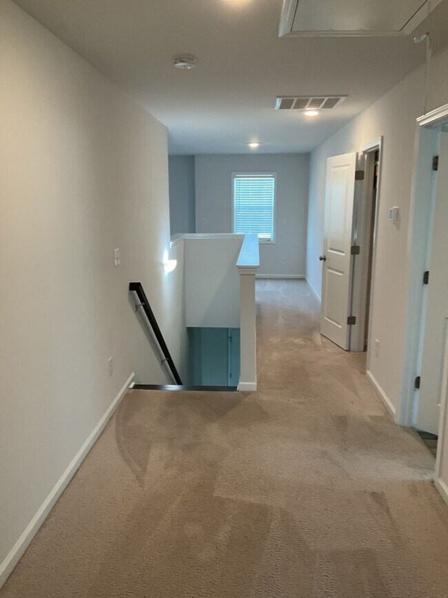 Building Photo - 511 Rhine Falls Ln