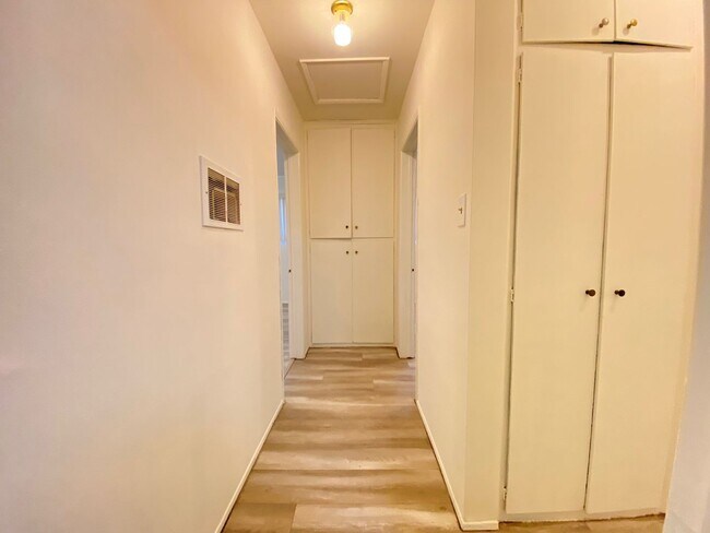 Building Photo - Cozy 3 Bedroom and 1 Bathroom in a good ar...