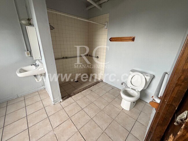 Building Photo - 210-148 Walnut-