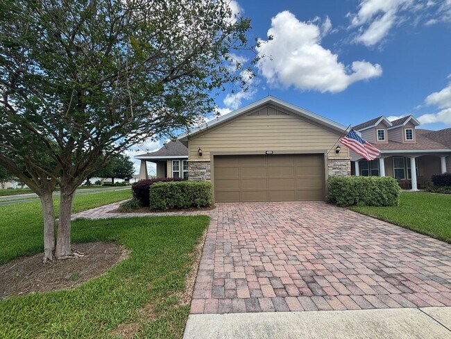 Building Photo - Beautiful movie in ready, large 2/2 in Ocala Preserve - All ages