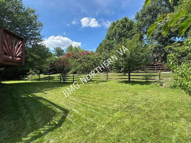 Building Photo - 10205 Daylily Ct