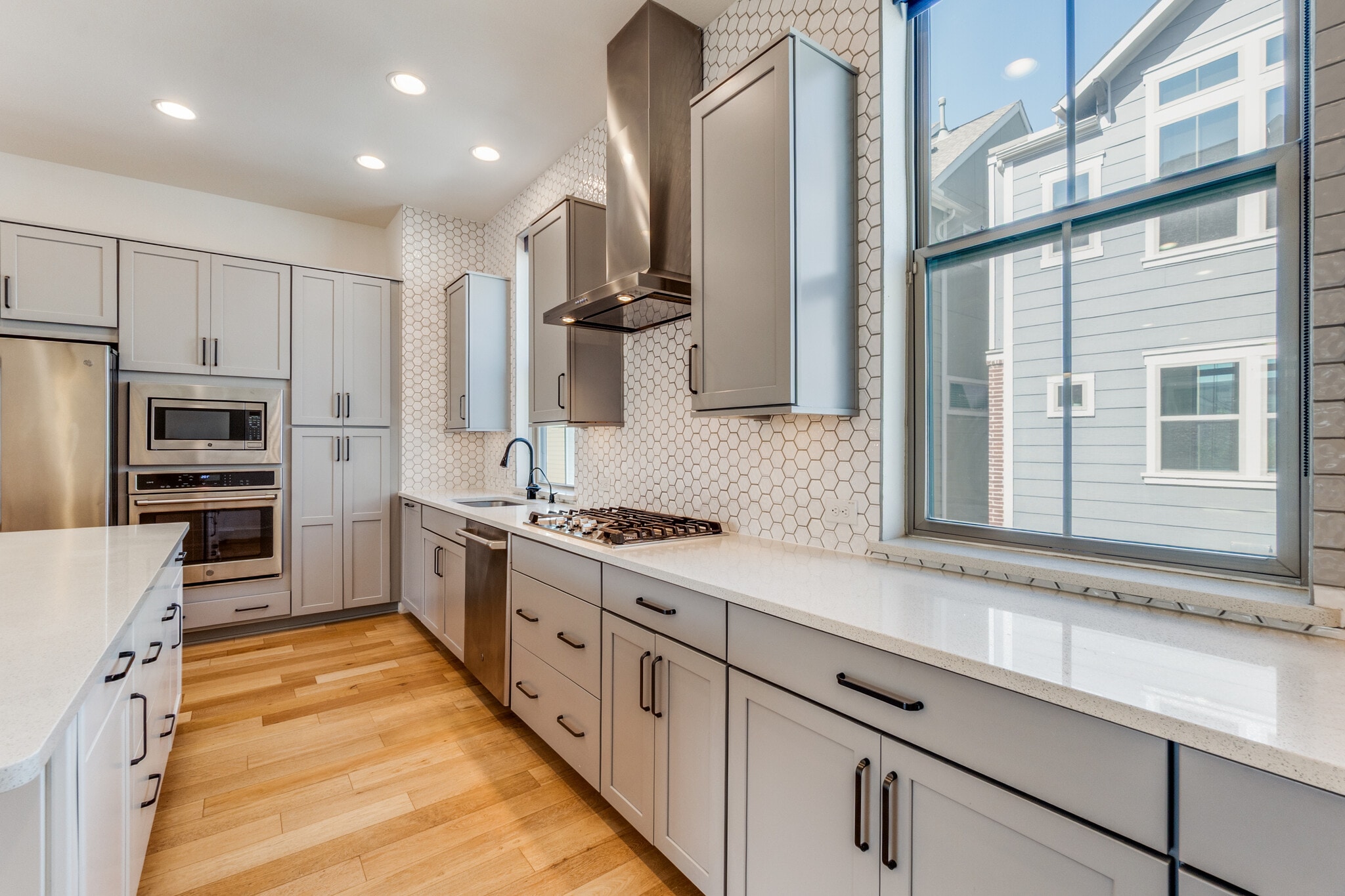 Gas range and stainless steel venthood - 2762 Yellow Jasmine Ln