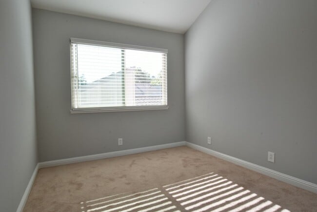 Building Photo - Beautiful 3 Bedroom 2.5 Bath End Unit Town...