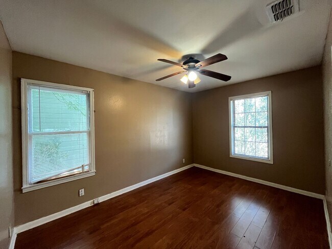 Building Photo - THREE BEDROOM ONE BATH HOME!