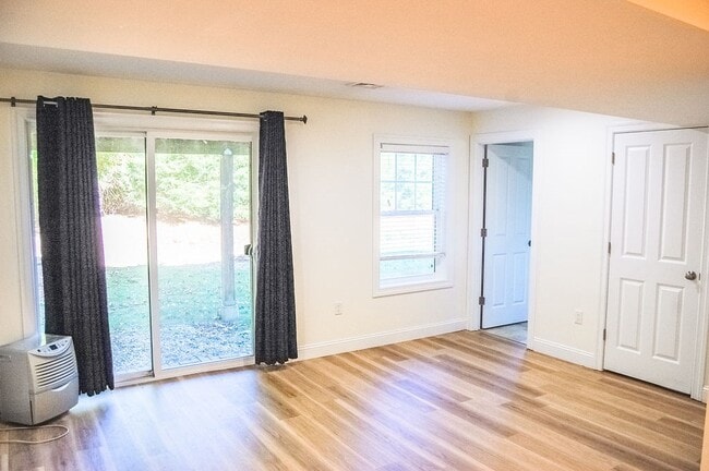Building Photo - 10 Manahan St