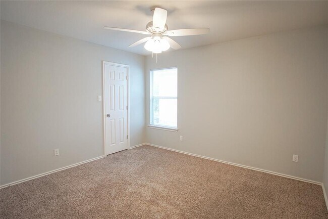 Building Photo - 210 King Ridge Dr