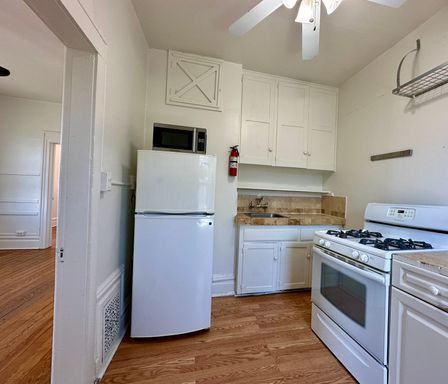 Building Photo - Charming Top Floor Unit with Off-Street Parking